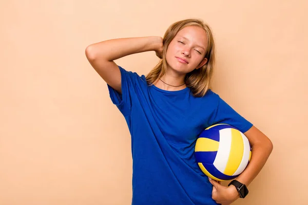 Маленька Біла Дівчинка Грає Волейбол Ізольовано Бежевому Тлі Торкаючись Голови — стокове фото