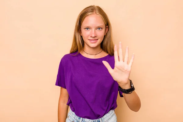 Kaukasische Teenie Mädchen Isoliert Auf Beigem Hintergrund Lächelnd Fröhlich Zeigt — Stockfoto