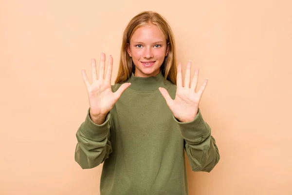 Beyazlı Genç Kız Bej Arka Planda Izole Edilmiş Elleriyle Numarayı — Stok fotoğraf