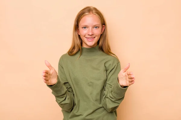 Caucasian Teen Girl Isolated Beige Background Holding Something Both Hands — Stock Photo, Image