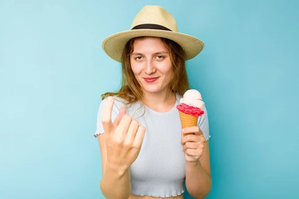 Dondurma Tutan Beyaz Bir Kadın Mavi Bir Arkaplanı Izole Etti — Stok fotoğraf