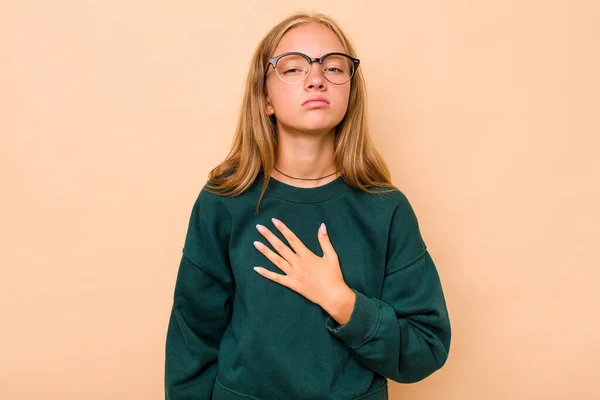 Vit Tonåring Flicka Isolerad Beige Bakgrund Sätta Handen Bröstet — Stockfoto