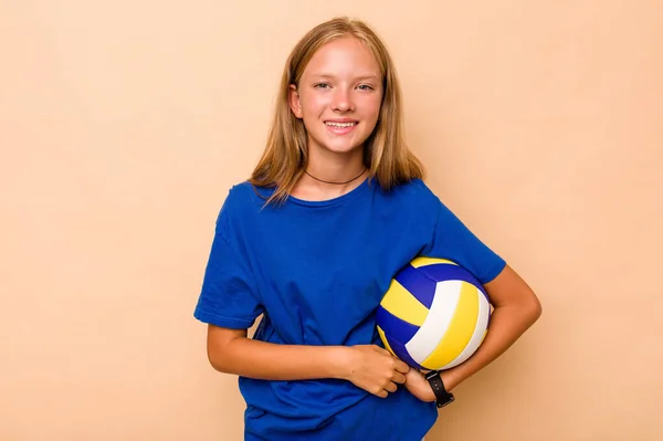 Маленька Біла Дівчинка Грає Волейбол Ізольовано Бежевому Фоні Сміється Розважається — стокове фото