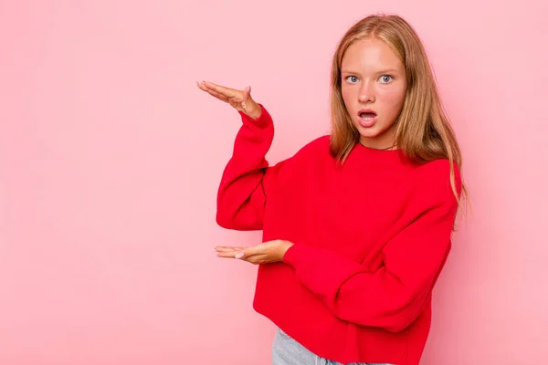 Blank Tiener Meisje Geïsoleerd Roze Achtergrond Geschokt Verbaasd Met Een — Stockfoto