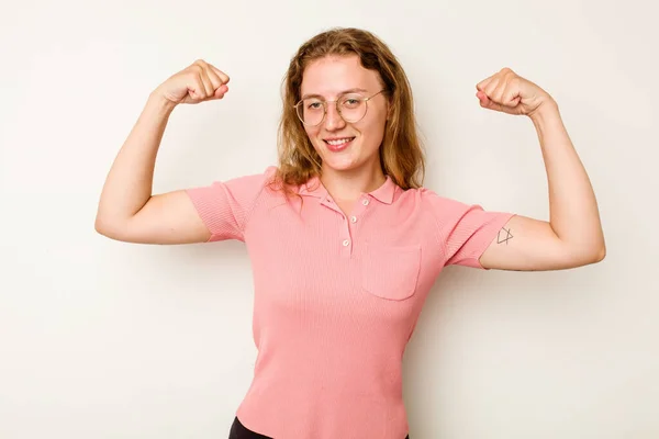 白い背景に孤立した若い白人女性は 女性の力の象徴である腕を持つ強さのジェスチャーを示す — ストック写真