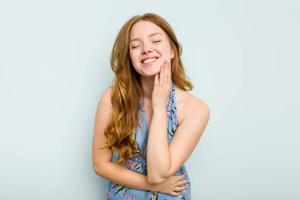 Jonge Blanke Vrouw Geïsoleerd Blauwe Achtergrond Lacht Gelukkig Heeft Plezier — Stockfoto