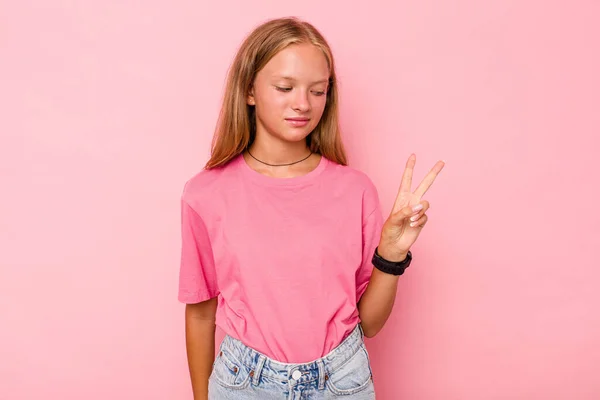 Menina Adolescente Caucasiana Isolado Fundo Rosa Alegre Despreocupado Mostrando Símbolo — Fotografia de Stock