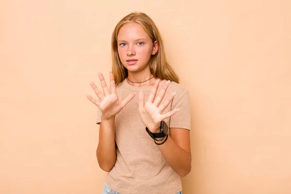 Biały Nastolatek Dziewczyna Odizolowany Beżowy Tło Odrzucając Ktoś Pokazując Gest — Zdjęcie stockowe