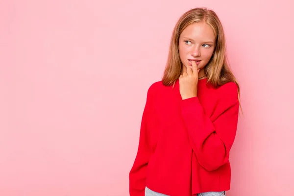 Branco Teen Menina Isolado Rosa Fundo Relaxado Pensando Sobre Algo — Fotografia de Stock