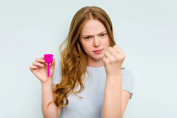 Jonge Blanke Vrouw Met Menstruatiecup Geïsoleerd Blauwe Achtergrond Met Vuist — Stockfoto