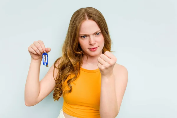 Young Caucasian Woman Holding Home Keys Isolated Blue Background Showing — Stok fotoğraf