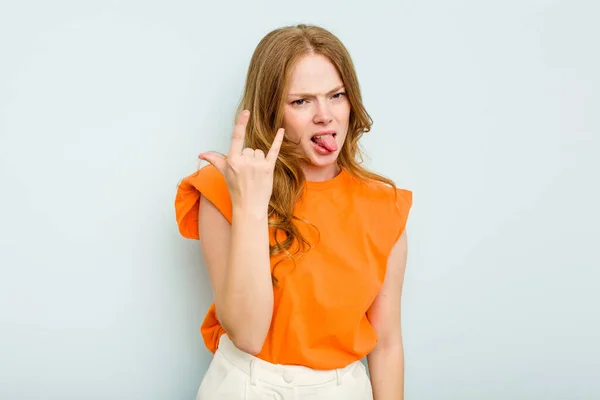 Young Caucasian Woman Isolated Blue Background Showing Rock Gesture Fingers — Stock Photo, Image