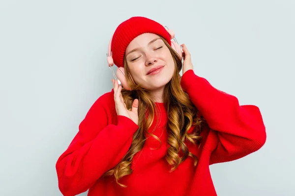 Mladá Běloška Žena Nosí Sluchátka Izolované Modrém Pozadí — Stock fotografie