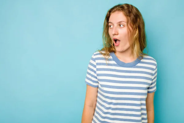 Jonge Blanke Vrouw Geïsoleerd Blauwe Achtergrond Wordt Geschokt Door Iets — Stockfoto