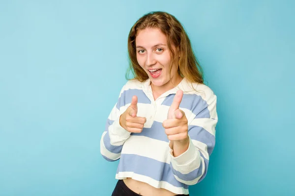 Mladá Běloška Žena Izolované Modrém Pozadí Ukazuje Přední Prsty — Stock fotografie