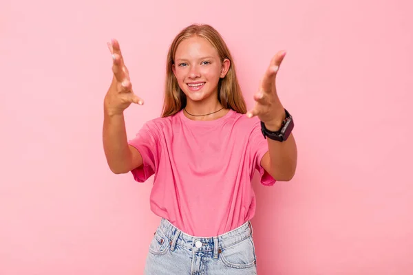 Branco Teen Menina Isolado Rosa Fundo Sente Confiante Dando Abraço — Fotografia de Stock