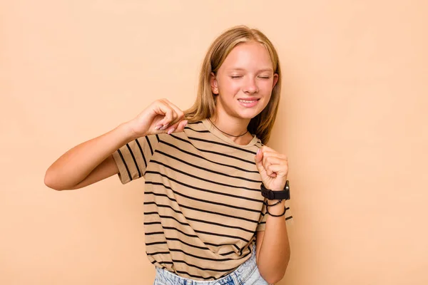 Kaukasische Teenager Mädchen Isoliert Auf Beige Hintergrund Tanzen Und Spaß — Stockfoto