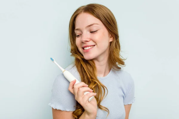 Mavi Arka Planda Elektrikli Diş Fırçası Tutan Beyaz Bir Kadın — Stok fotoğraf
