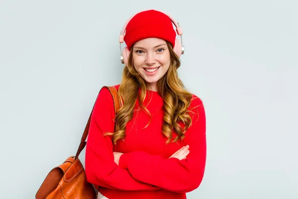 Jovem Estudante Mulher Usando Fones Ouvido Isolado Fundo Azul Rindo — Fotografia de Stock
