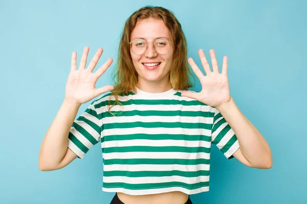 Mladá Běloška Žena Izolované Modrém Pozadí Ukazující Číslo Deset Rukama — Stock fotografie