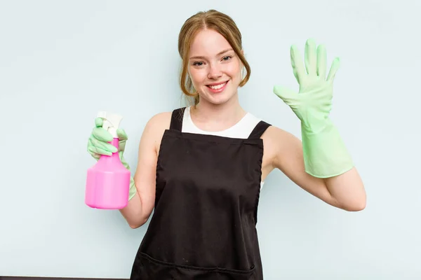 Young Cleaner Woman Isolated Blue Background Smiling Cheerful Showing Number — Stock Photo, Image