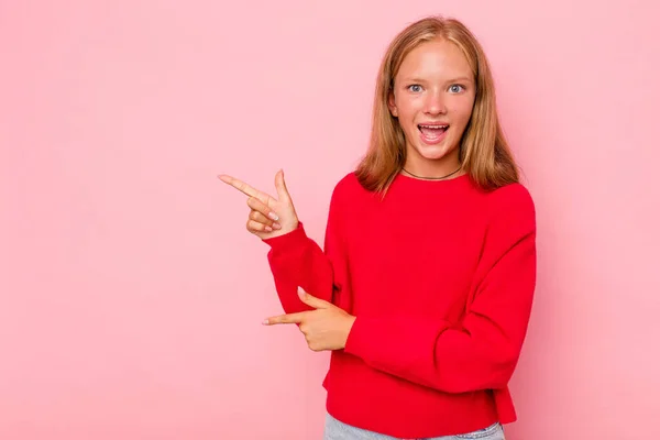 Caucasien Adolescent Fille Isolé Sur Rose Fond Excité Pointant Avec — Photo