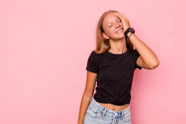 Hvit Tenåringsjente Isolert Rosa Bakgrunn Ler Lykkelig Bekymringsløs Naturlig Følelse – stockfoto