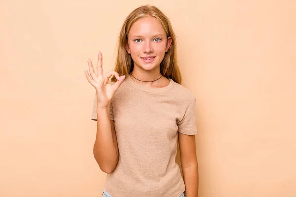 Caucasien Adolescent Fille Isolé Sur Beige Fond Gai Confiant Montrant — Photo