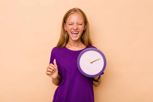 Menina Caucasiana Segurando Relógio Isolado Fundo Bege Gritando Muito Irritado — Fotografia de Stock