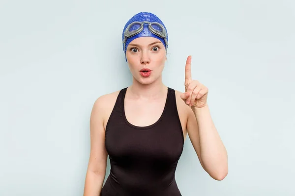 Giovane Donna Nuotatore Caucasico Isolato Sfondo Blu Avendo Qualche Grande — Foto Stock