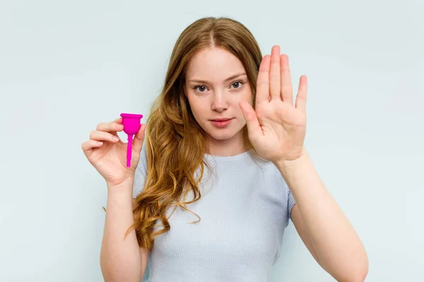 Jovem Caucasiana Segurando Copo Menstrual Isolado Fundo Azul Com Mão — Fotografia de Stock
