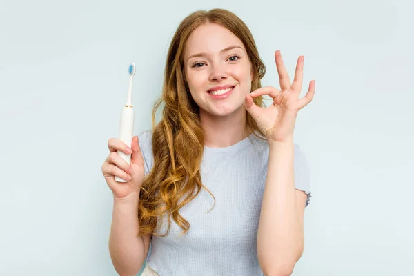 Young Caucasian Woman Holding Electric Toothbrush Isolated Blue Background Cheerful — Stock Photo, Image