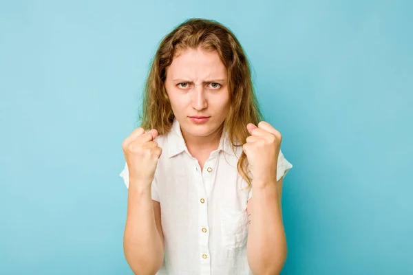 Mladá Běloška Žena Izolované Modrém Pozadí Rozrušený Křičí Napjaté Ruce — Stock fotografie