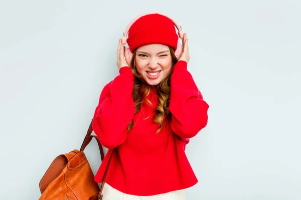 Jovem Estudante Mulher Usando Fones Ouvido Isolado Fundo Azul Cobrindo — Fotografia de Stock