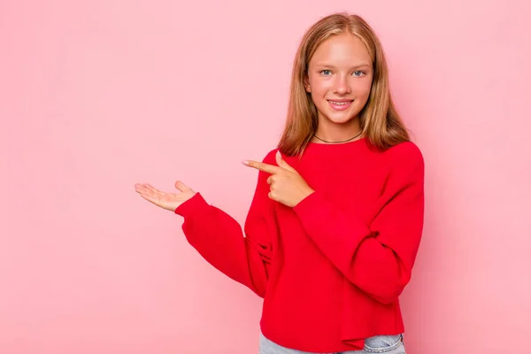 Menina Adolescente Caucasiana Isolado Fundo Rosa Animado Segurando Espaço Cópia — Fotografia de Stock