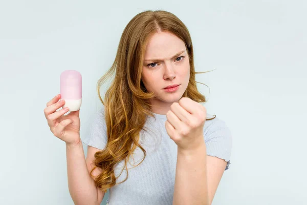Jonge Blanke Vrouw Houden Deodorant Geïsoleerd Blauwe Achtergrond Tonen Vuist — Stockfoto