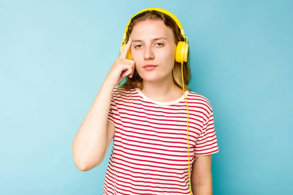 Νεαρή Καυκάσια Γυναίκα Φορώντας Ακουστικά Που Απομονώνονται Μπλε Φόντο Δείχνοντας — Φωτογραφία Αρχείου