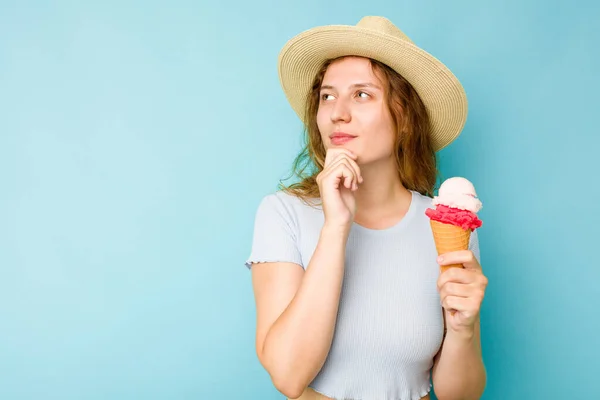 Elinde Dondurma Tutan Beyaz Bir Kadın Şüpheli Şüpheci Bir Ifadeyle — Stok fotoğraf