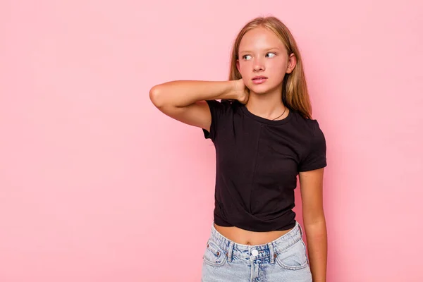 Caucásico Adolescente Chica Aislado Rosa Fondo Tocando Parte Posterior Cabeza —  Fotos de Stock