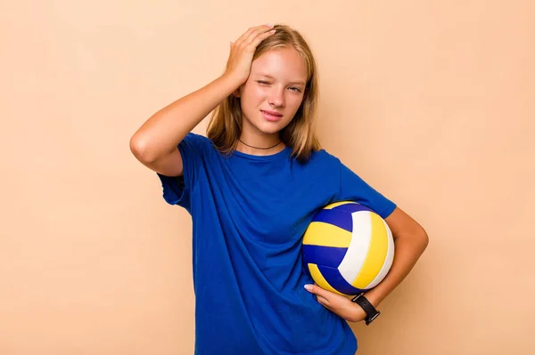 小さいですCaucasian女の子遊びバレーボール孤立した上ベージュ背景ショックを受けています 彼女は覚えています重要な会議 — ストック写真