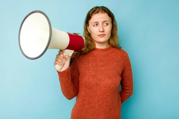 Kafkasyalı Genç Bir Kadın Elinde Megafonla Mavi Arka Planda Izole — Stok fotoğraf