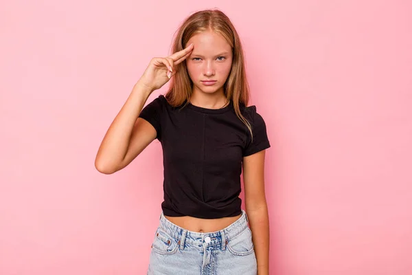 Caucasian Teen Girl Isolated Pink Background Pointing Temple Finger Thinking — Stock Photo, Image