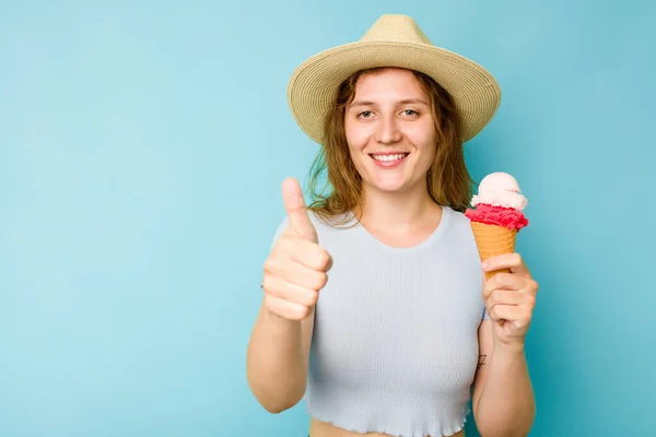 Elinde Dondurma Tutan Beyaz Bir Kadın Mavi Bir Arka Planı — Stok fotoğraf