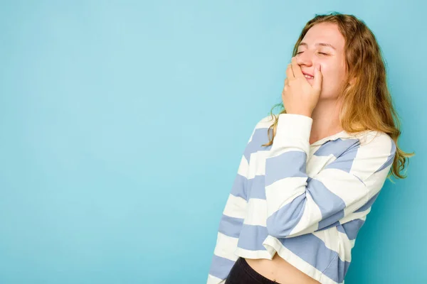 Mavi Arka Planda Soyutlanmış Genç Beyaz Kadın Gülüyor Kaygısız Doğal — Stok fotoğraf