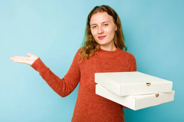 Mavi Arka Planda Izole Edilmiş Pizza Kutuları Tutan Beyaz Bir — Stok fotoğraf