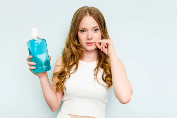 Ung Kaukasiska Kvinna Som Håller Munvatten Isolerad Blå Bakgrund Med — Stockfoto