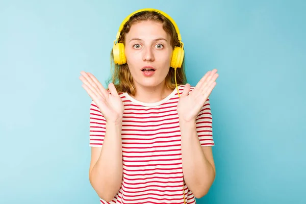 Νεαρή Καυκάσια Γυναίκα Που Φοράει Ακουστικά Απομονωμένα Μπλε Φόντο Έκπληκτη — Φωτογραφία Αρχείου