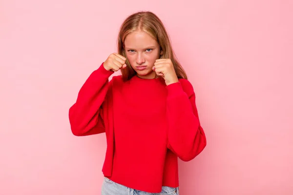 Blank Tiener Meisje Geïsoleerd Roze Achtergrond Gooien Van Een Punch — Stockfoto