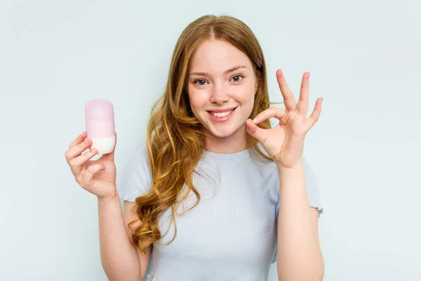 Jonge Kaukasische Vrouw Houden Deodorant Geïsoleerd Blauwe Achtergrond Vrolijk Zelfverzekerd — Stockfoto
