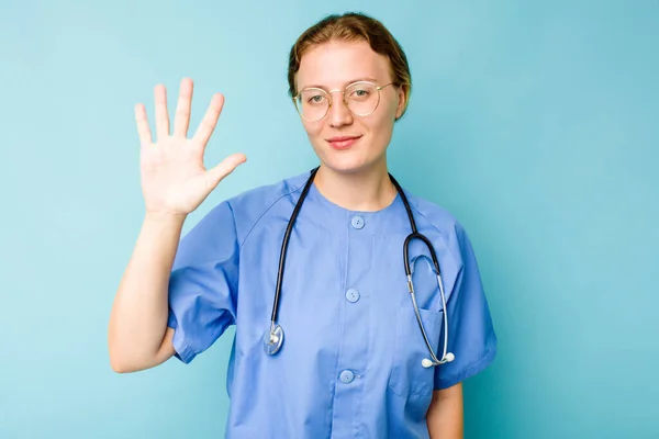 Νεαρή Νοσοκόμα Καυκάσιος Γυναίκα Απομονωμένη Μπλε Φόντο Χαμογελώντας Χαρούμενα Εμφάνιση — Φωτογραφία Αρχείου